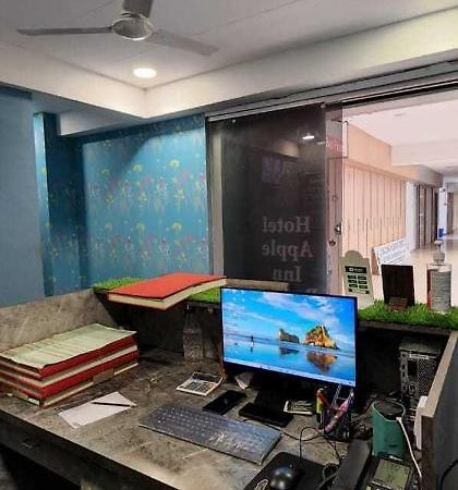 Oyo Hotel Apple Inn Surat Zewnętrze zdjęcie