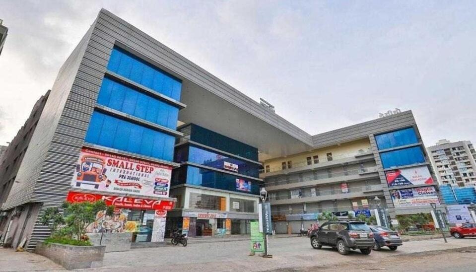 Oyo Hotel Apple Inn Surat Zewnętrze zdjęcie